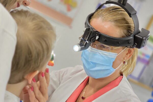 Medic Specialist Ana Maria Apostol consulta un copil care se confrunta cu dureri de nas