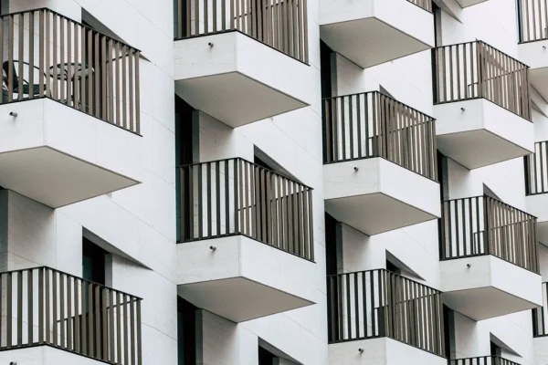 Haos în imobiliare. Investitorii susțin că prețul apartamentelor s-ar putea dubla