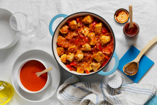 Tocăniță de porc cu ceapă și sos de roșii – rețetă simplă și gustoasă