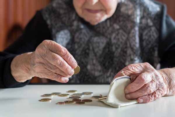 Pensiile din aprilie vor fi plătite mai devreme, înainte de Paște. Când intră banii pe card și până când ajung prin Poștă