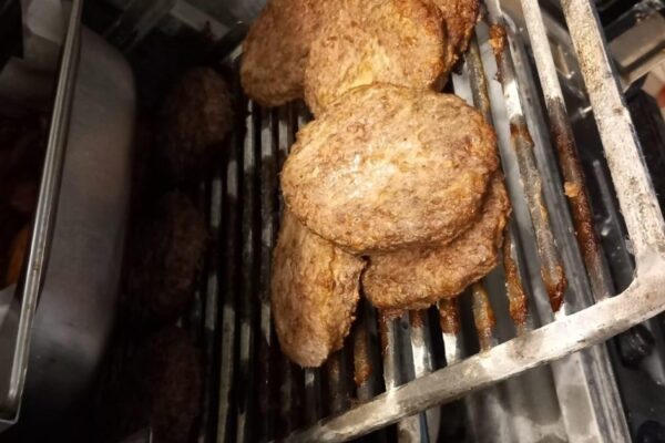 Chiftele de burger pe grătar metalic