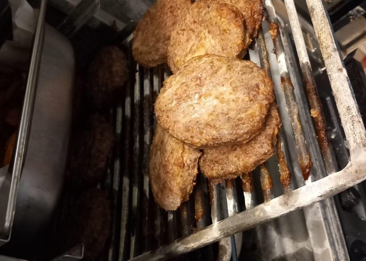 Chiftele de burger pe grătar metalic