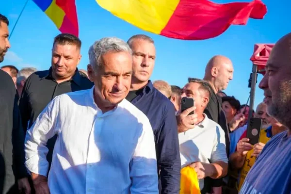 Bărbat la eveniment public sub steagul României