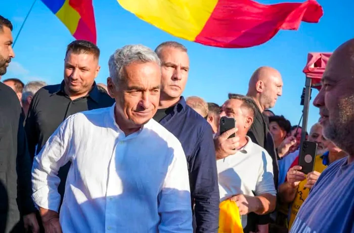 Bărbat la eveniment public sub steagul României