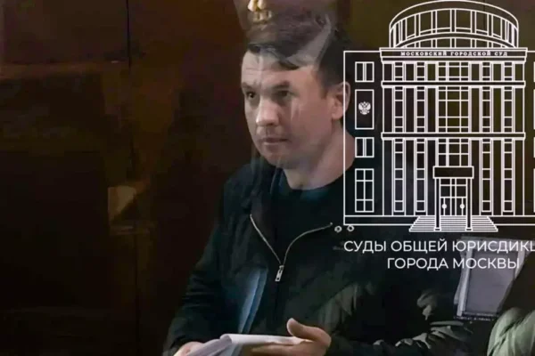 Bărbat într-o sală de judecată, grafic tribunal Moscova