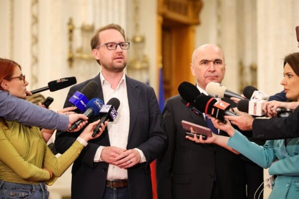 Conferință de presă cu doi oficiali și reporteri