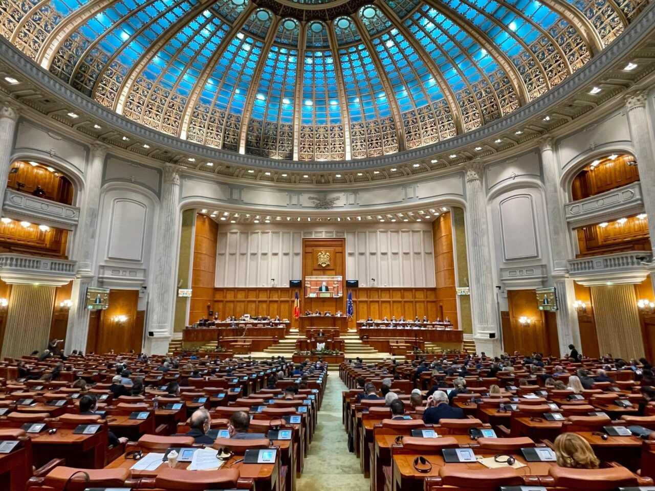 Sala Parlamentului României cu cupolă impunătoare