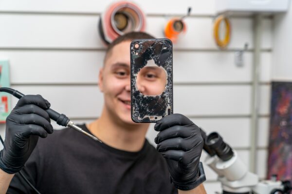 Cât costă repararea unui ecran spart: ghid complet pentru 2026