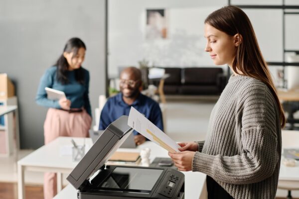 Imprimantă laser vs inkjet: care e mai economică pe termen lung?