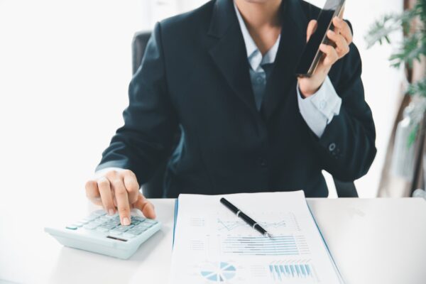Refinanțarea creditului unei companii: ce costuri pot reduce avantajul unei dobânzi mai mici