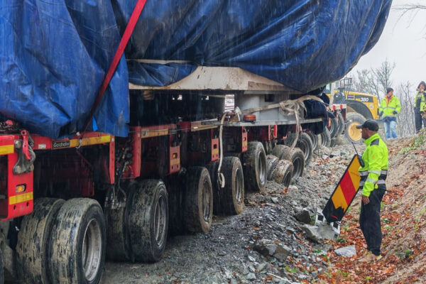 Capul de foraj de 131 de tone a ajuns la tunelul Poiana de pe Autostrada Sibiu-Pitești